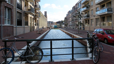 850705 Gezicht op de opnieuw aangelegde 'stadsgracht' in de Zijdebalenstraat te Utrecht. Het grachtje ligt op de plek ...